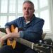 AI ajudou um músico com Parkinson a terminar seu novo álbum quando ele não conseguia mais tocar guitarra