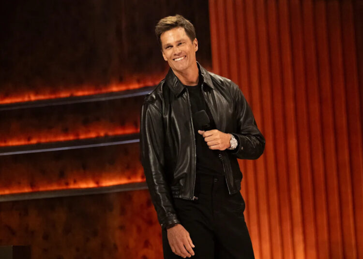 ASSISTIR: Tom Brady atira nos fãs dos Cowboys durante o assado de celebridades de Kevin Hart