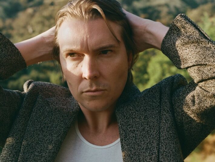 Alex Cameron anuncia novo álbum ‘Late To Set’, compartilha single