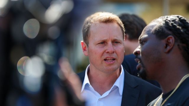 Amado apresentador de game show lança discurso cheio de palavrões contra o prefeito de Los Angeles, Hopeful Spencer Pratt