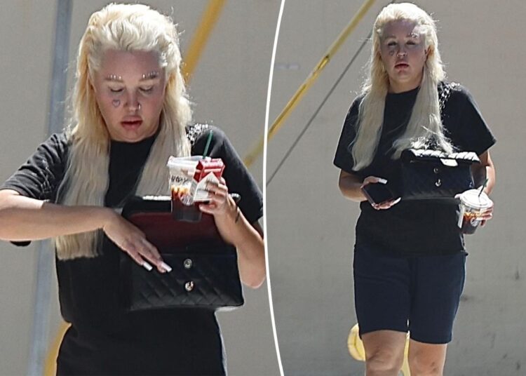 Amanda Bynes estreia novo visual de sobrancelha brilhante durante passeio solo em Los Angeles