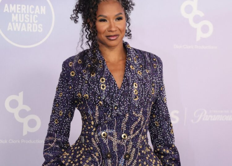 American Music Awards 2026: moda no tapete vermelho de celebridades, chegadas