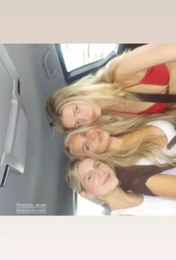 Apple Martin, 21, se parece com a mãe Gwyneth Paltrow em um biquíni vermelho brilhante