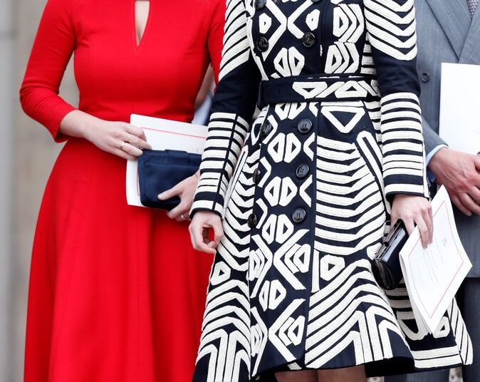As princesas Beatrice e Eugenie retornam à vida real pública no casamento de Peter Phillips