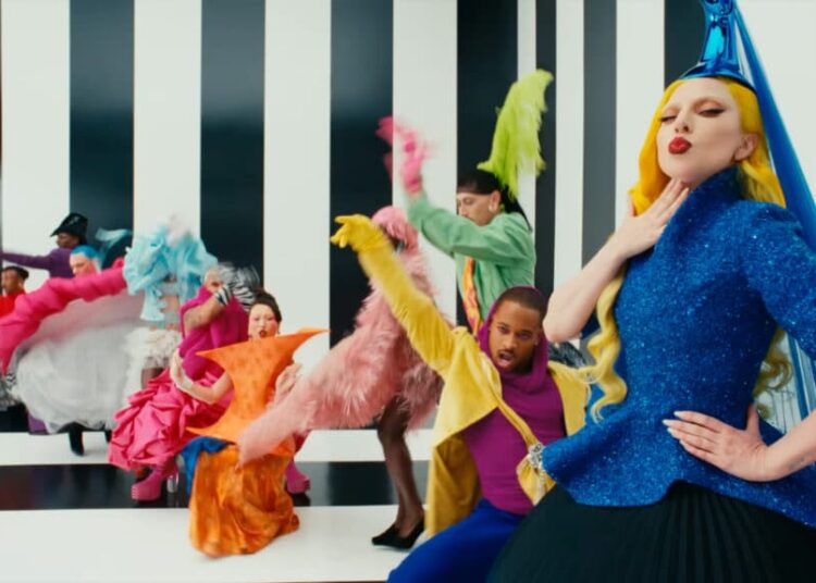 As últimas novidades de Gaga: Por que uma estrela do Cazaquistão é o rosto do novo videoclipe do Prada 2