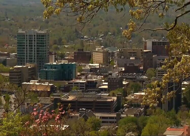 Asheville inicia alta temporada de turismo com novos festivais e música ao vivo