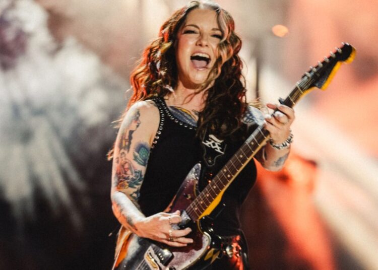 Ashley McBryde expõe sua vida e coragem em novo álbum