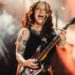 Ashley McBryde expõe sua vida e coragem em novo álbum