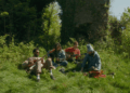 Assista Big Thief estreia três músicas em um campo irlandês