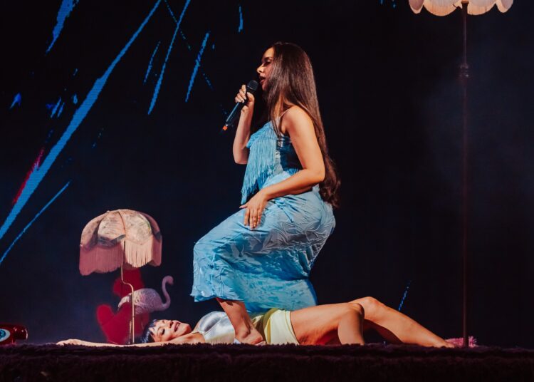 Assista JADE se juntar a Lily Allen para a estreia ao vivo do novo remix de 'Beg For Me' no Mighty Hoopla