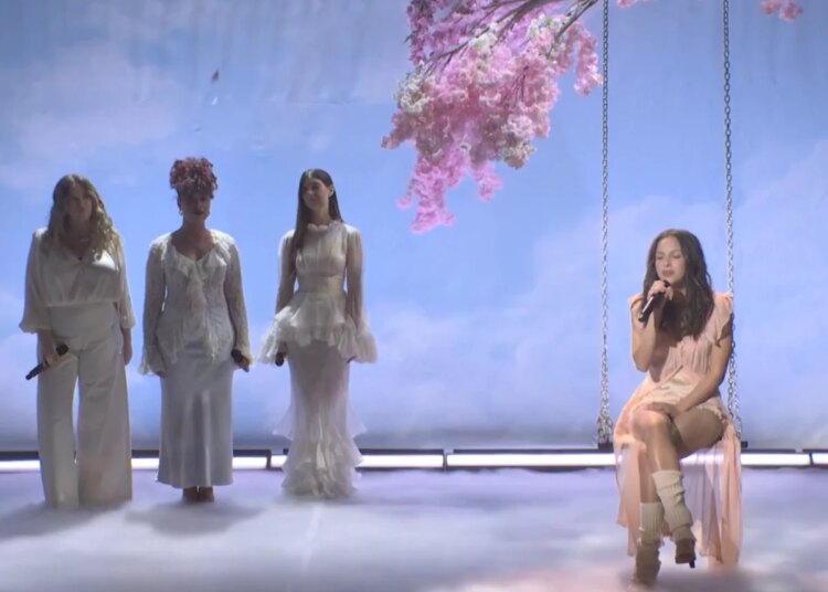 Assista Olivia Rodrigo e Weyes Blood tocarem nova música “implorou” no SNL