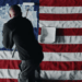 Assista Vince Staples atirar na bandeira americana em novo videoclipe