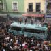 Assista ao vídeo do filme do U2 para o próximo single 'Street Of Dreams' no ônibus na Cidade do México