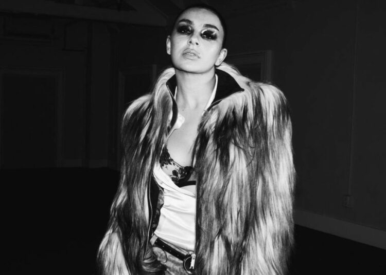 Assista ao vídeo do novo single de Charli XCX, Rock Music