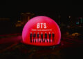 BTS pinta Las Vegas de vermelho para os shows da turnê mundial ‘Arirang’, mais recente projeto em toda a cidade