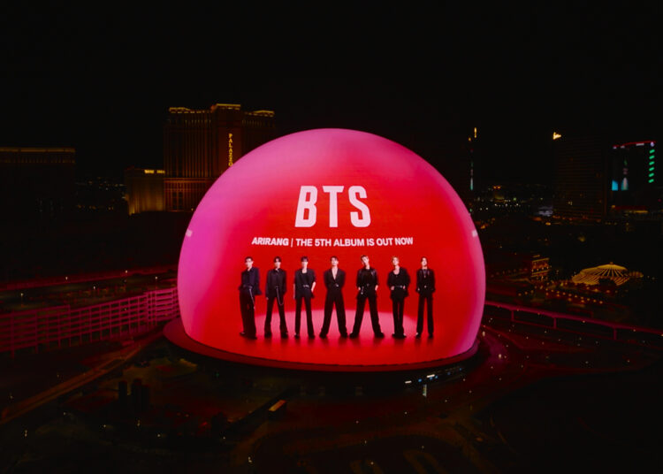 BTS pinta Las Vegas de vermelho para os shows da turnê mundial ‘Arirang’, mais recente projeto em toda a cidade