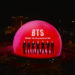 BTS pinta Las Vegas de vermelho para os shows da turnê mundial ‘Arirang’, mais recente projeto em toda a cidade