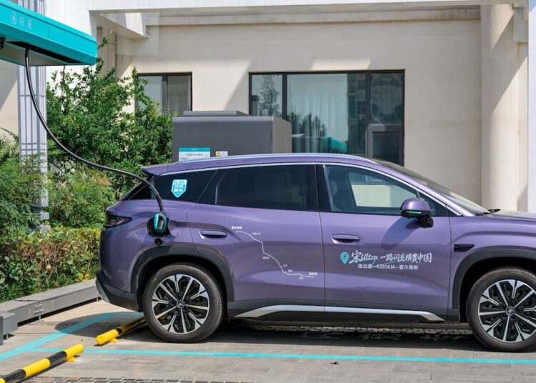 BYD EV conquista viagem de 2.700 milhas com nova bateria e carregamento de 5 minutos