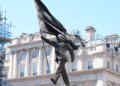 Banksy surpreende com enorme façanha de estátua de 'patriotismo cego' no centro de Londres