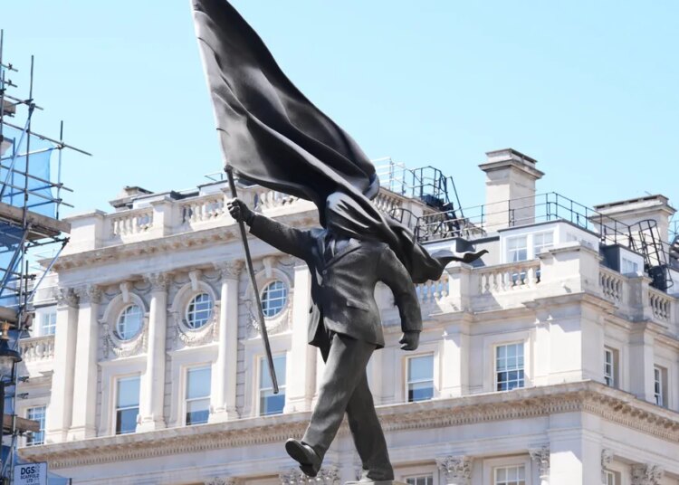 Banksy surpreende com enorme façanha de estátua de 'patriotismo cego' no centro de Londres
