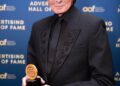 Barry Manilow lança “Another Life – 2026” reimaginado antes do novo álbum What A Time