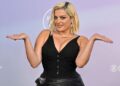 Bebe Rexha usou tantos cintos nos AMAs que os fãs perderam a conta