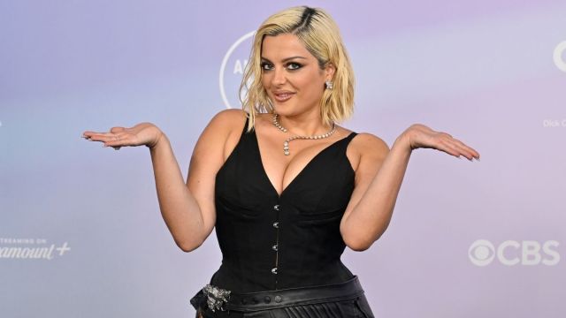 Bebe Rexha usou tantos cintos nos AMAs que os fãs perderam a conta