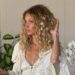Bella Hadid está angelical em um minivestido Boho Chloé