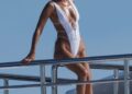 Bella Hadid se aquece ao sol com um monoquíni e bandana combinando em Cannes