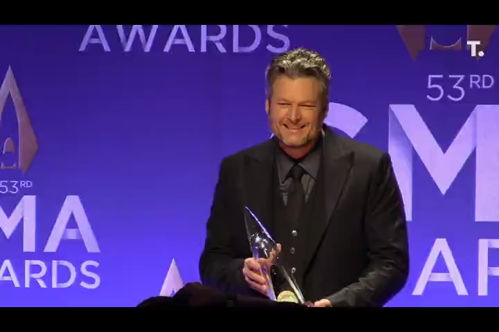 Blake Shelton traz novas músicas para Ole Red e abre local da Indy