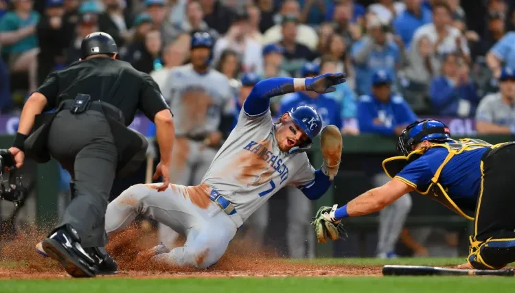 Bobby Witt Jr. do Royals se torna o primeiro jogador da MLB a atingir 3.0 WAR e acerta o jogo na derrota