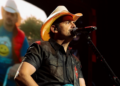 Brad Paisley anuncia novas datas de turnê para 2026 com Jake Worthington, provoca projeto em andamento 'Tacklebox' com nova música “Fallin'”