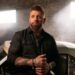 Brantley Gilbert lança 16 bombas F em uma nova canção emocional… de amor?
