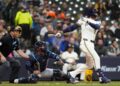 Brice Turang, do Milwaukee Brewers, lança um single de duas corridas durante o ...