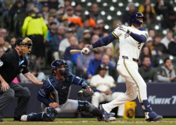 Brice Turang, do Milwaukee Brewers, lança um single de duas corridas durante o ...