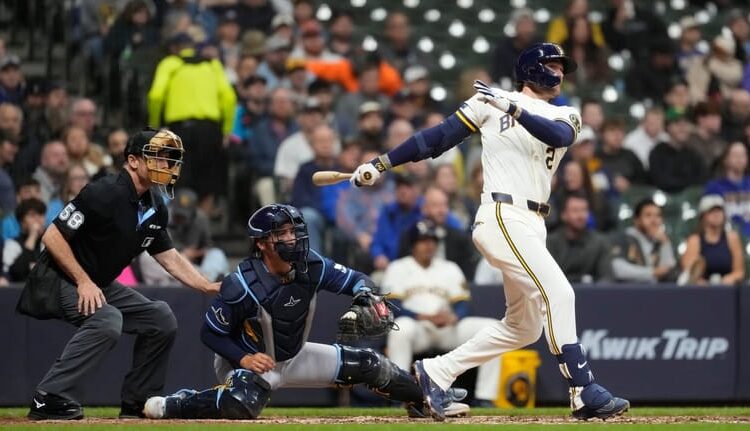 Brice Turang, do Milwaukee Brewers, lança um single de duas corridas durante o ...