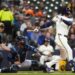 Brice Turang, do Milwaukee Brewers, lança um single de duas corridas durante o ...