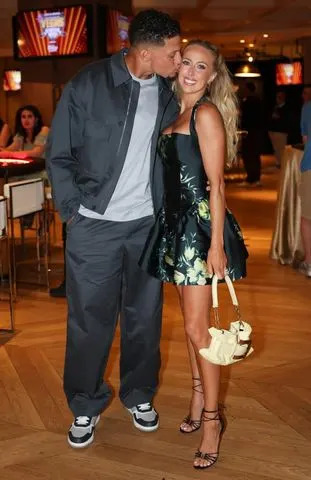 Brittany Mahomes se prepara para um encontro noturno com o marido Patrick em seu evento de caridade em Las Vegas
