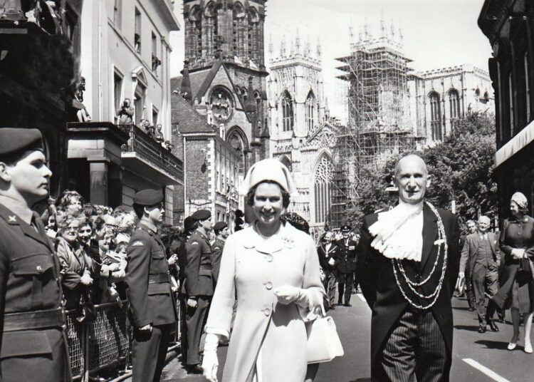 Casamento real na Catedral de York entre fotos antigas preciosas