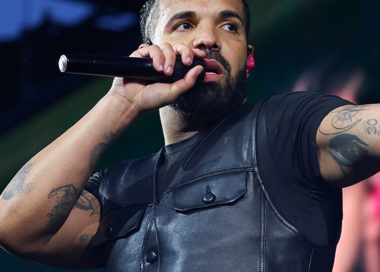 Celebridades de Drake discordam em novos álbuns: Rihanna, Kendrick Lamar