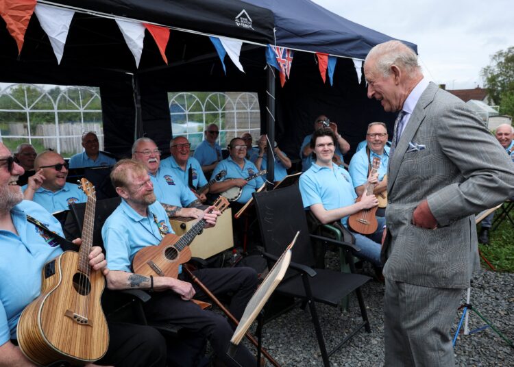 Charles mostra habilidades no ukulele enquanto Camilla toma sorvete durante a visita real
