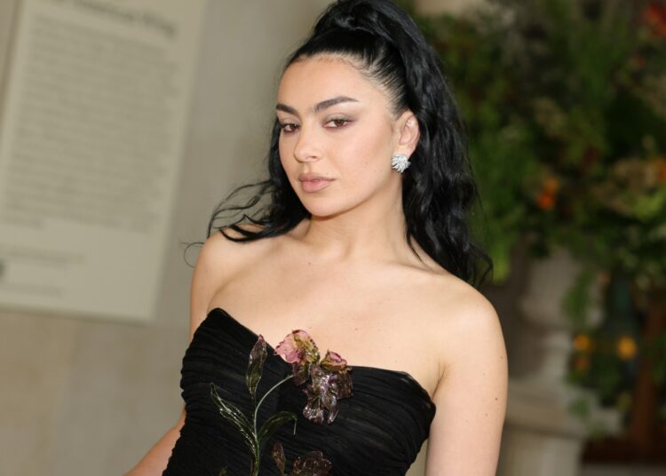 Charli XCX 'Thinking Bout You…' Nova música e vídeo: Assistir