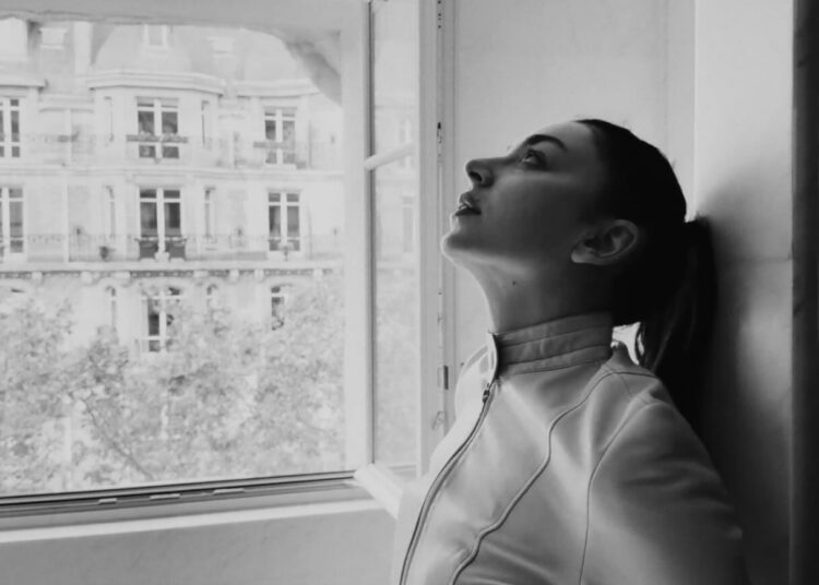 Charli XCX compartilha nova música “Playboy Bunny”: Ouça
