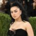 Charli XCX compartilha novo b-side pensativo 'I Keep On Thinking Bout You Every Single Day And Night'