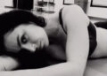 Charli XCX dobra o caos com “I Keep Thinking About You”