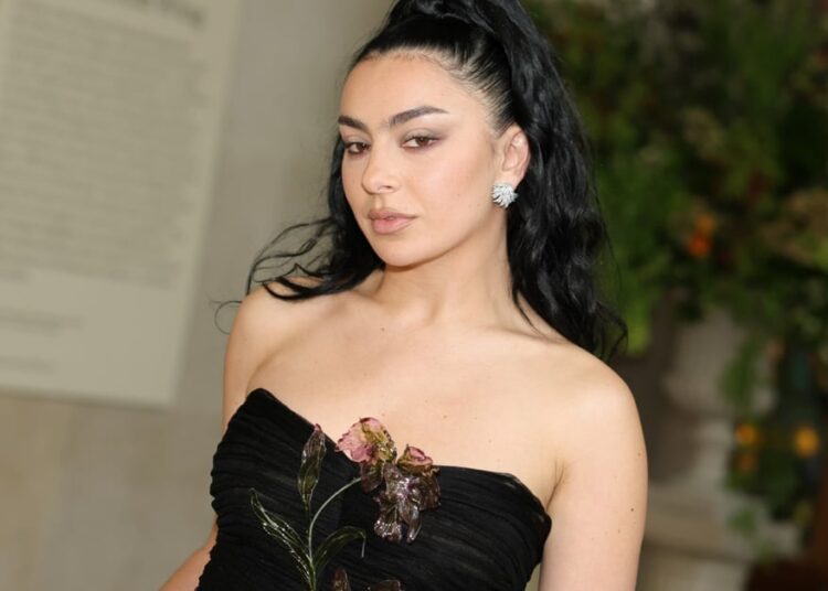Charli XCX está ‘pensando em você todos os dias e todas as noites’ em nova música