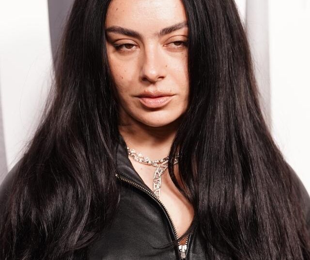 Charli XCX lança novo single chamado Rock Music
