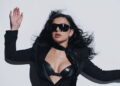 Charli XCX lança novo single ‘SS26’ junto com videoclipe