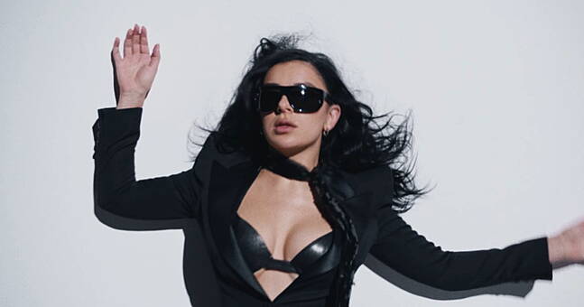 Charli XCX lança novo single ‘SS26’ junto com videoclipe