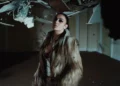 Charli XCX lança single e videoclipe de 'Rock Music'